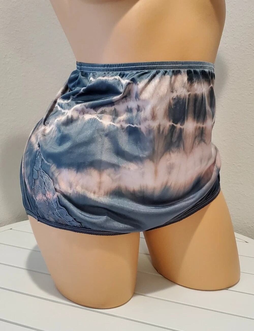 Vanity Fair Lace Nouveau Nylon Full Cut Panty Shiny Gray Rainbow Vortex 10/3XL